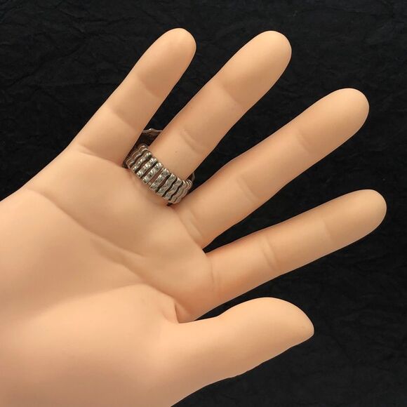 Clam Shell Rhinestone Large Stretch Ring - Picture 3 of 3